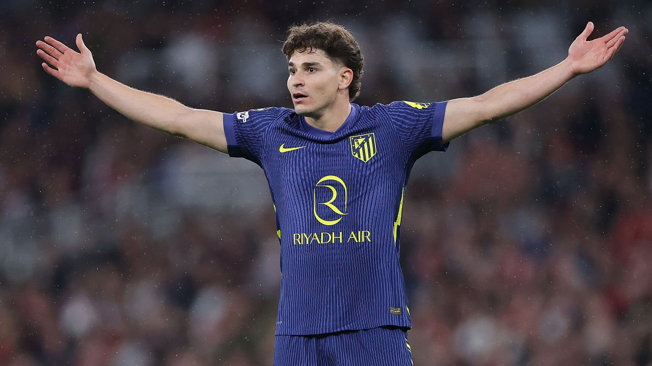 Diego Forlan Angkat Bicara Soal Rumor Transfer Julian Alvarez ke Barcelona
