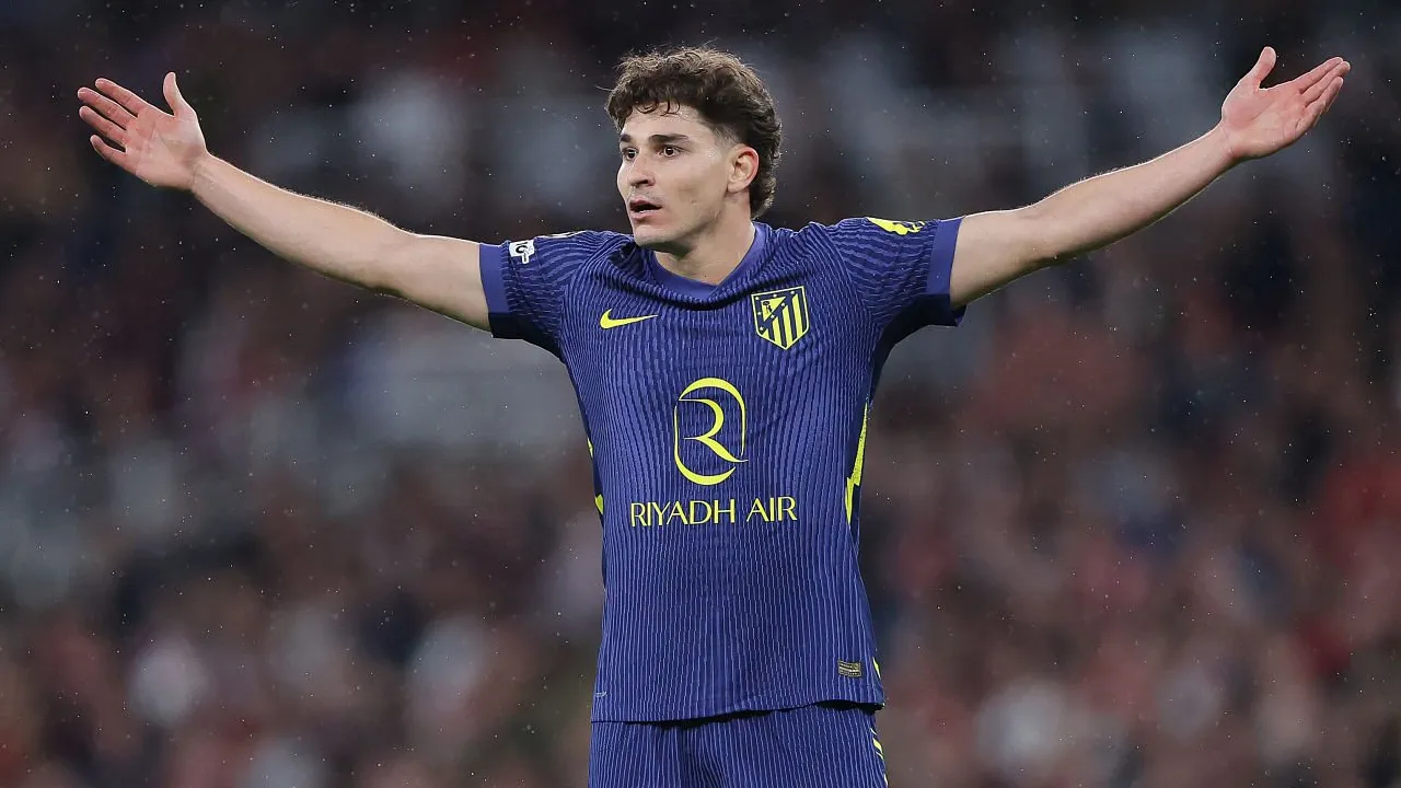Diego Forlan Angkat Bicara Soal Rumor Transfer Julian Alvarez ke Barcelona