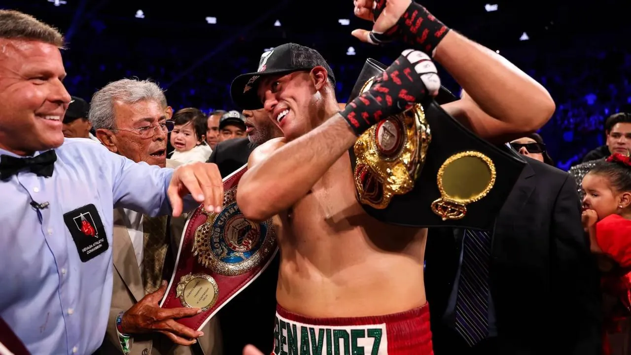 Menurutnya, justru pihak David Benavidez yang lebih dahulu berupaya membuka pembicaraan mengenai duel tersebut. (Foto: Fight TV)