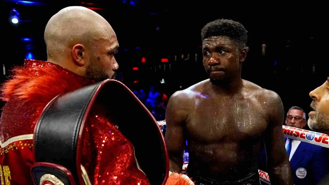 Lerrone Richards (kanan) harus menerima hasil split decision setelah bertarung selama 12 ronde melawan Ramirez di Montreal Casino, Montreal, Kanada. (Foto: Fight TV)