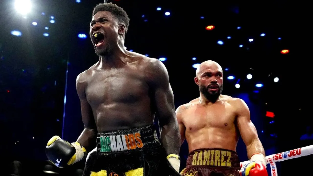 Lerrone Richards (kiri) yang tampil dominan sepanjang 12 ronde harus menerima hasil split decision yang mengejutkan. (Foto: Fight TV)