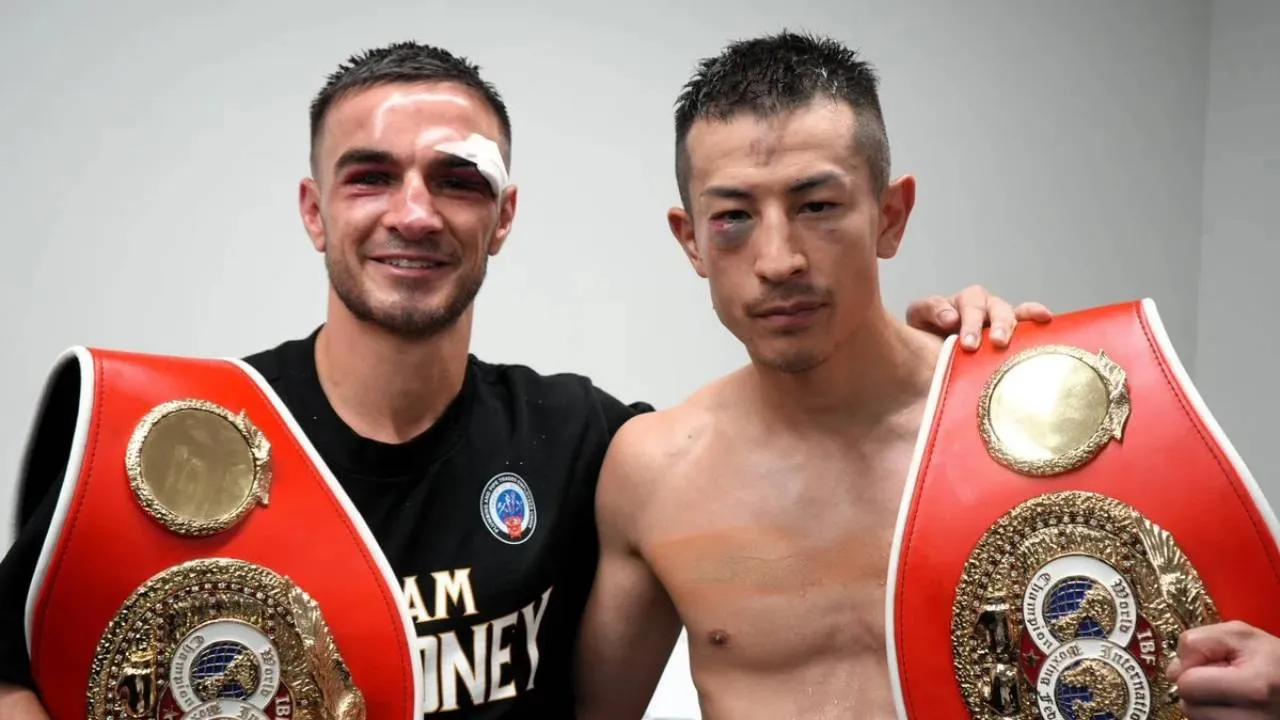 Masamichi Yabuki (kanan) dan Andrew Moloney. (Foto: Fight TV)