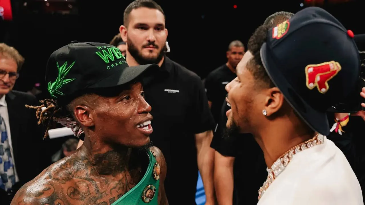 O'Shaquie Foster (kiri) dan Shakur Stevenson terlibat adu mulut panas di tengah ring sebelum akhirnya dipisahkan oleh petugas keamanan. (Foto: Fight TV)