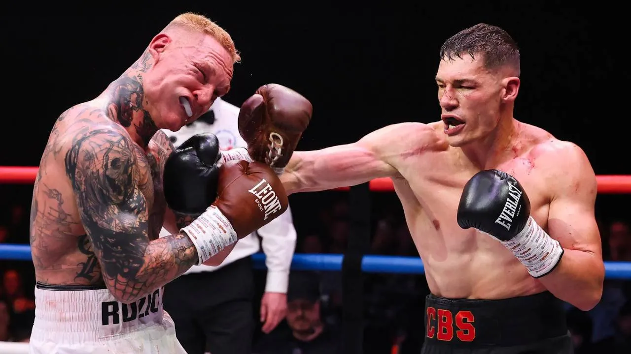 Ryan Rozicki menerima banyak pukulan keras dari Billam-Smith yang tampil lebih efektif dengan kombinasi serangan baliknya. (Foto: Fight TV)