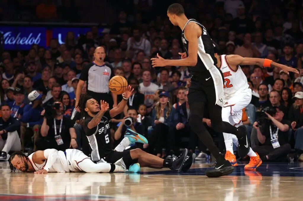 Wasit NBA Abaikan Pelanggaran Wembanyama pada Brunson - sumber: (mainbasket)
