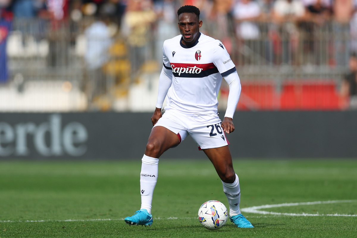 Bournemouth Bidik Bek Bologna Lucumi untuk Gantikan Senesi