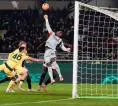 Kritik Bintang Milan, Costacurta: Mike Maignan Harus Tinggalkan Hal Sepele