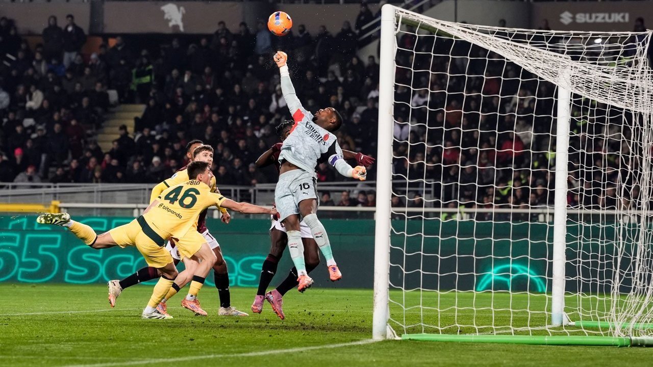 Kritik Bintang Milan, Costacurta: Mike Maignan Harus Tinggalkan Hal Sepele