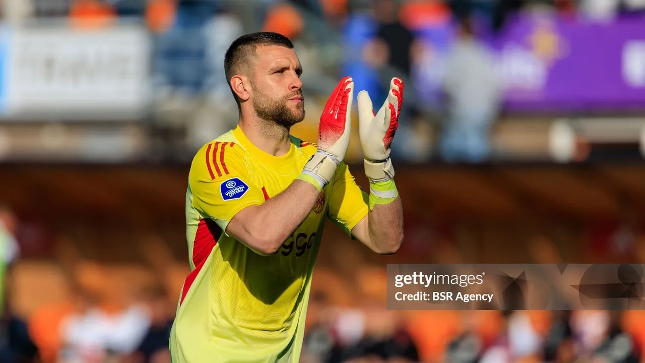 Maarten Paes kini mengawal gawang Ajax Amsterdam