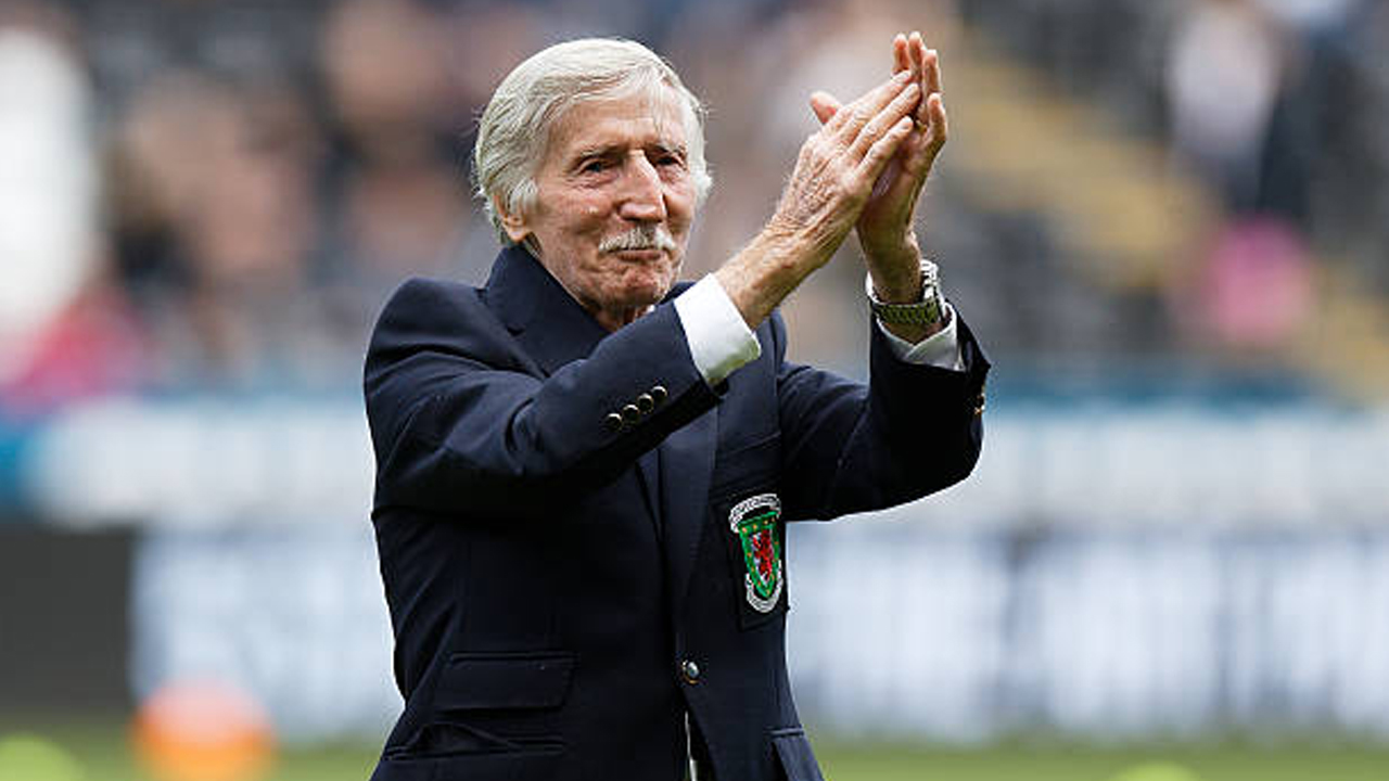 Legenda Wales dan Tottenham, Cliff Jones Terima Penghargaan MBE