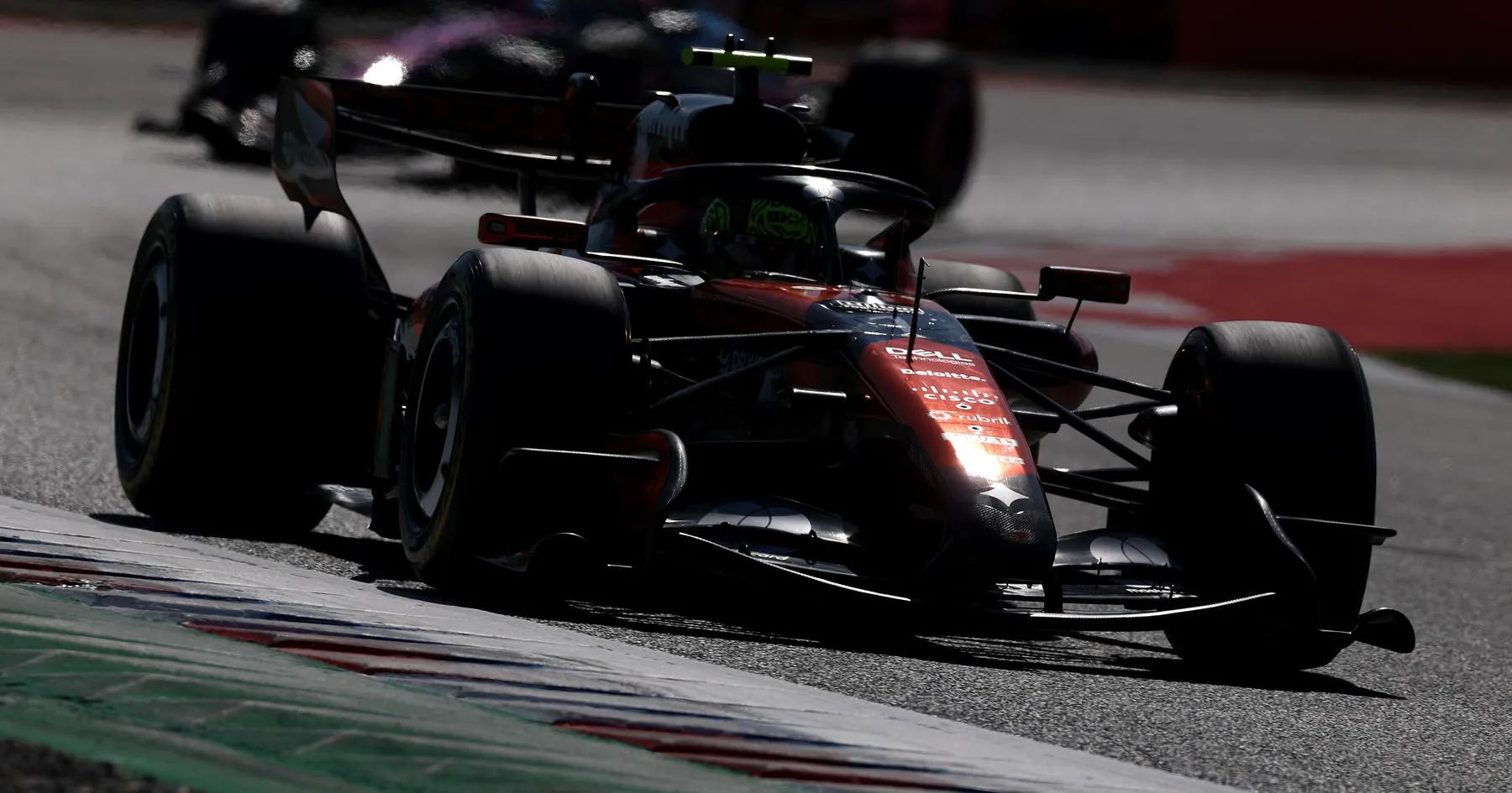 McLaren Bangkit di Barcelona FP2, Hamilton Tertinggal - sumber: (racingnews365)