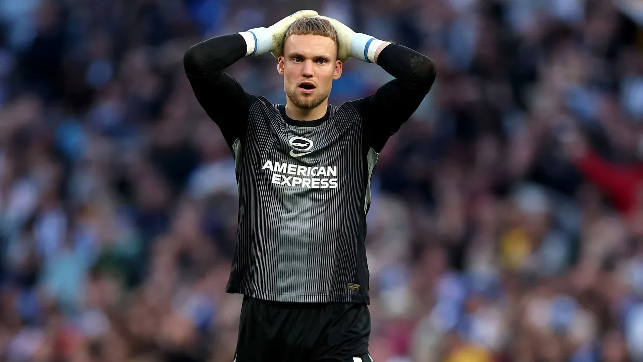 Tottenham Jadikan Bart Verbruggen Prioritas untuk Perkuat Posisi Kiper