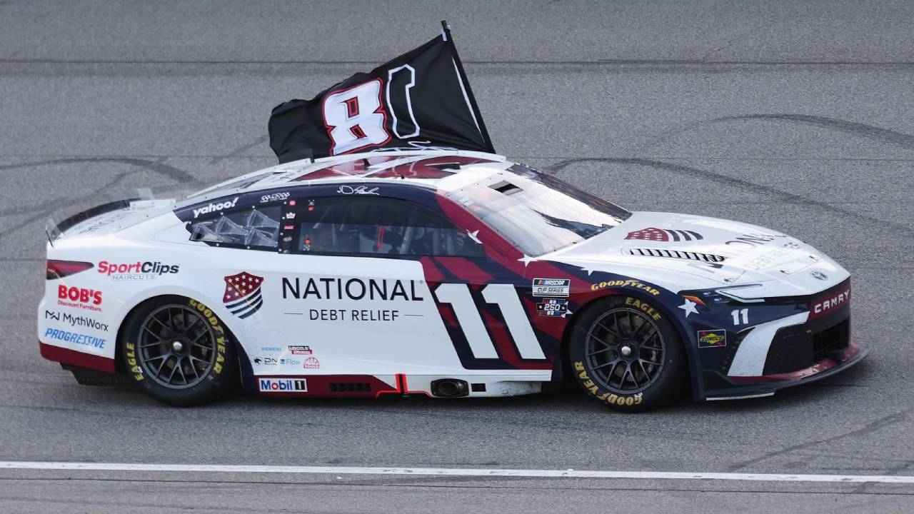 Denny Hamlin Rebut Pole Position Jelang NASCAR Cup Series di Pocono
