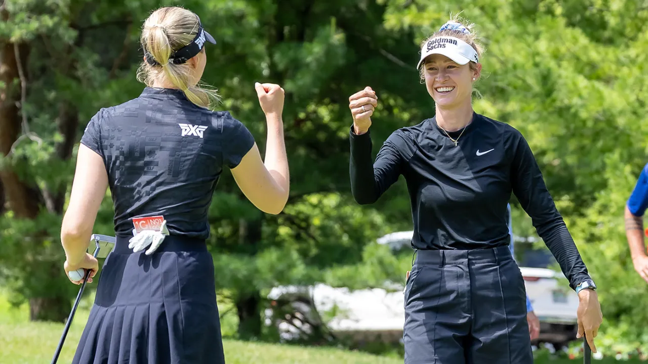 Nelly Korda (kanan) yang berpasangan dengan pegolf Jerman, Olivia Cowan, membukukan skor 60 pada format fourballs. (Foto: Golf Digest)