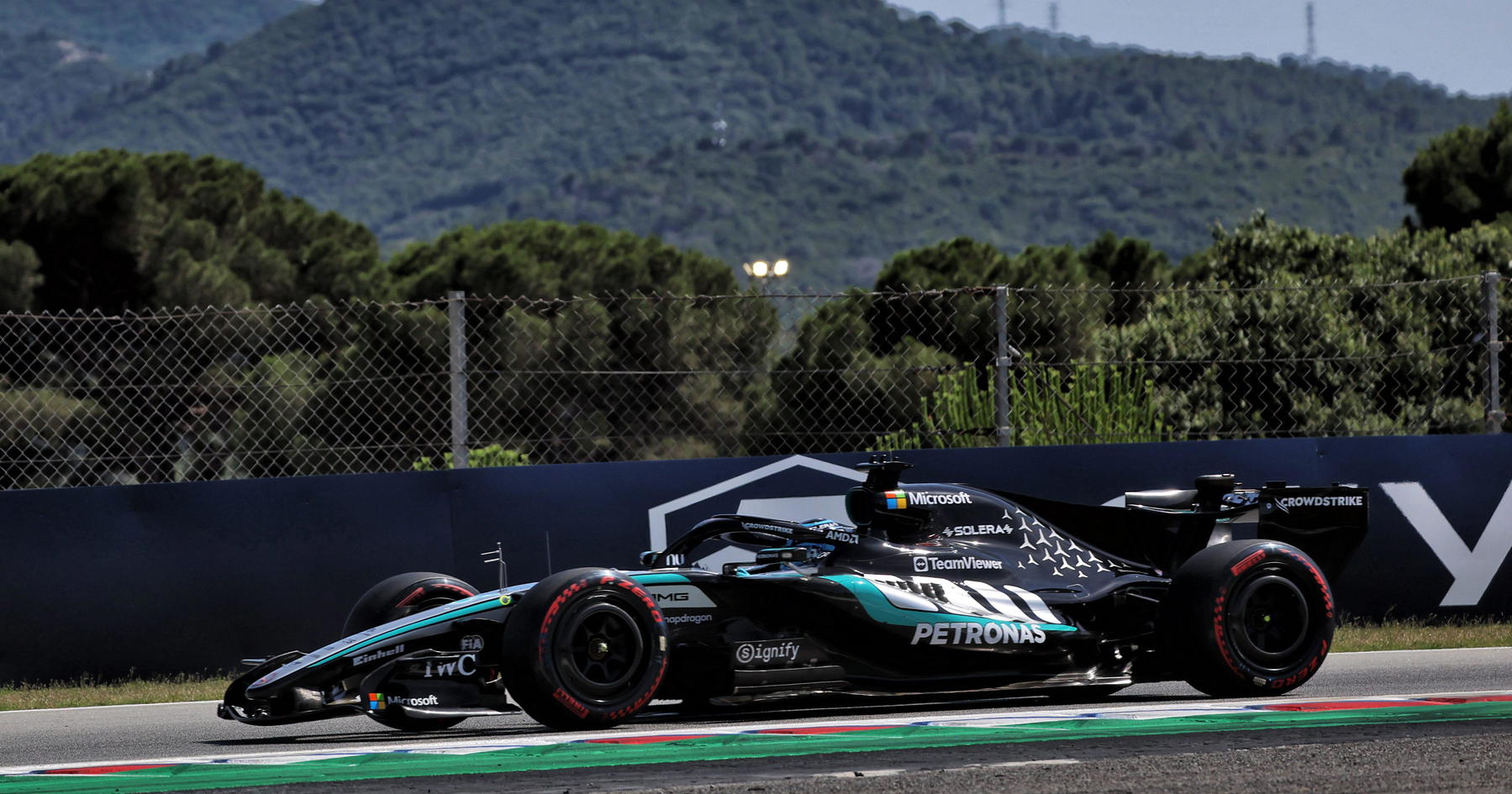 George Russell Raih Pole di F1 GP Barcelona 2026