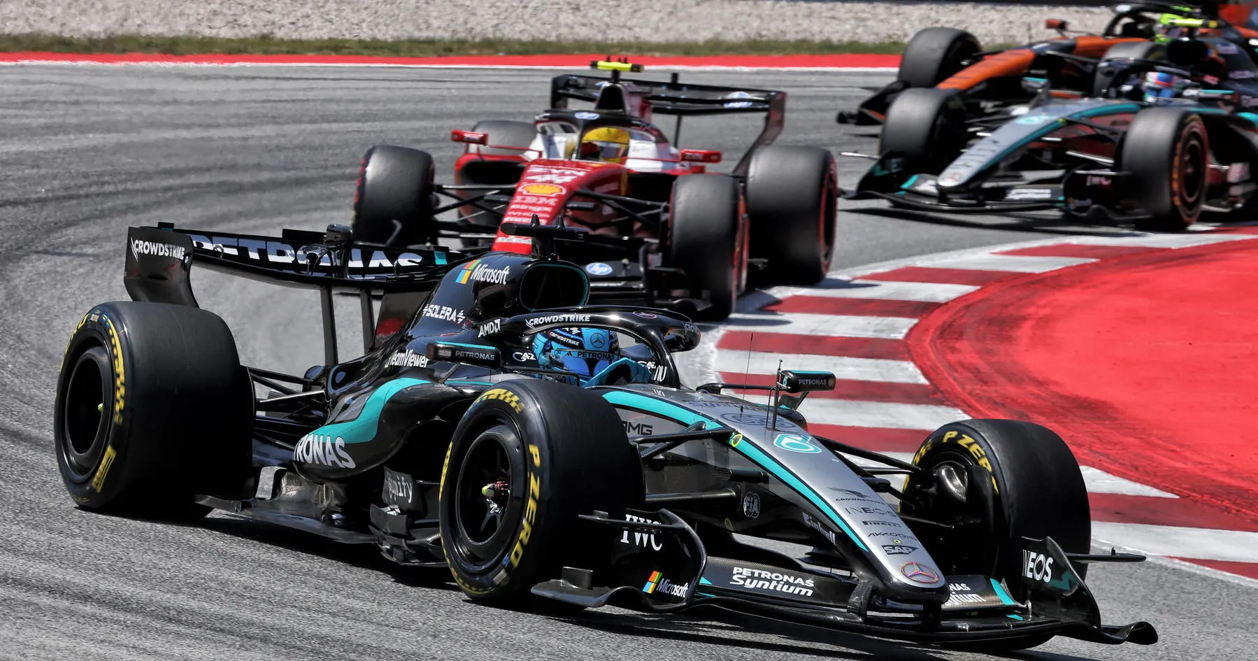 George Russell Waspadai Ancaman Ferrari Usai Kemenangan Hamilton - sumber: (racingnews365)