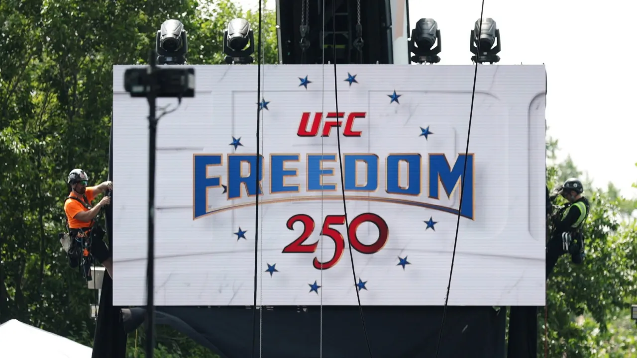UFC Freedom 250 dianggap melanggar aturan karena menyelenggarakan acara olahraga komersial di kawasan federal dan berpotensi merusak lingkungan serta situs bersejarah. (Foto: AP)