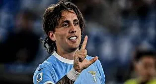 Hull City Ramaikan Perburuan Servis Bek Kiri Terpinggirkan Lazio