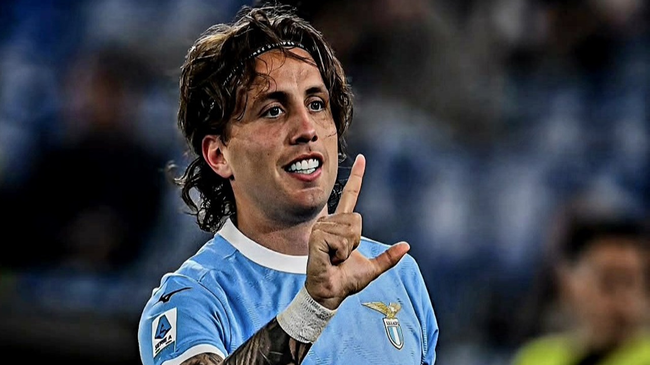 Hull City Ramaikan Perburuan Servis Bek Kiri Terpinggirkan Lazio