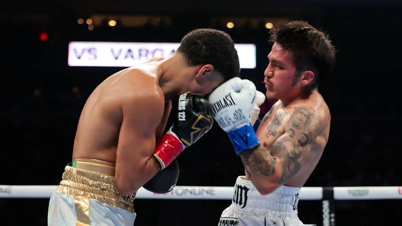 Jesse Rodriguez (kanan) kini menjadi juara dunia di tiga kelas berbeda. (Foto: Fight TV)