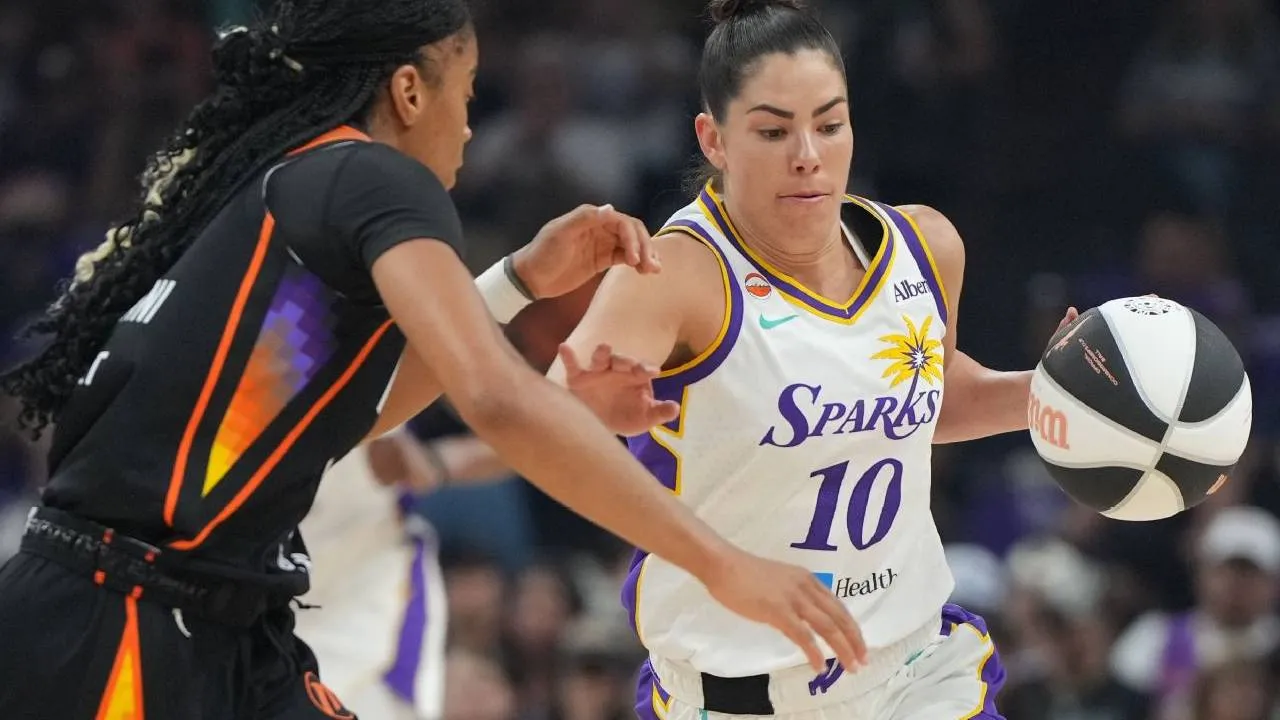 Kelsey Plum (kanan) mencetak 43 poin saat Los Angeles Sparks menang 111-102 atas Phoenix Mercury melalui perpanjangan waktu, Sabtu (13/6). (Foto: AP)