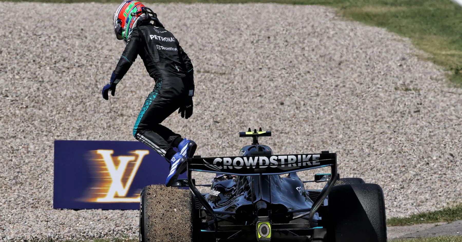 Mercedes Ungkap Penyebab Pensiunnya Kimi Antonelli di GP - sumber: (racingnews365)