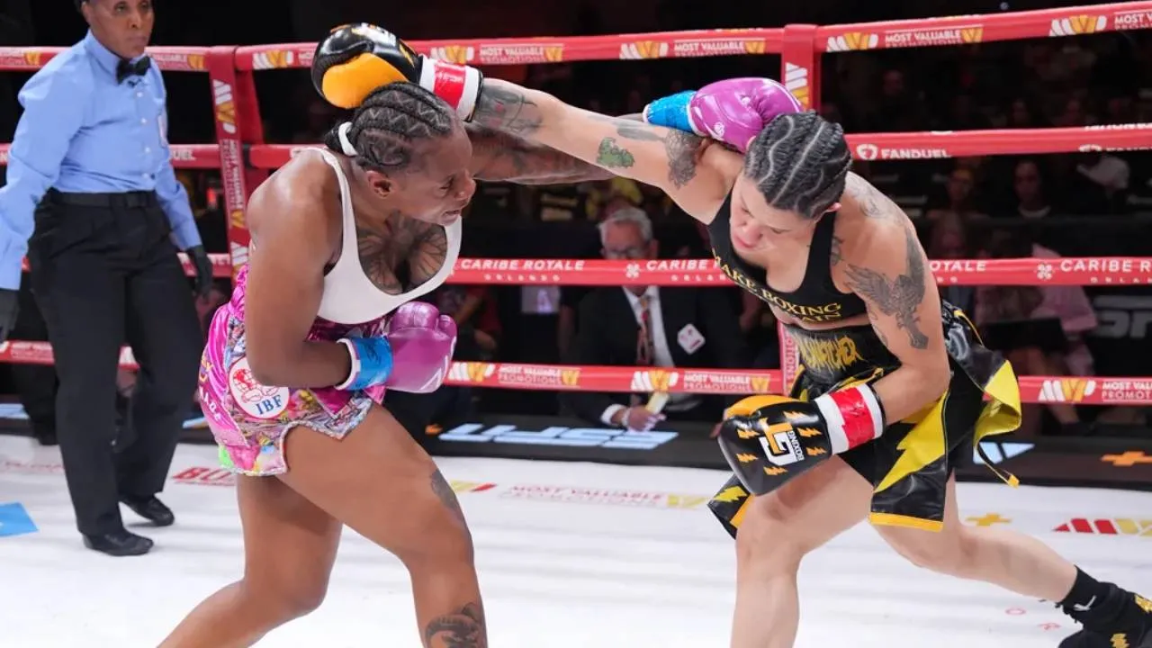 Oshae Jones (kiri) dan Elia Carranza kembali harus menghadapi hasil kontroversial. (Foto: Fight TV)