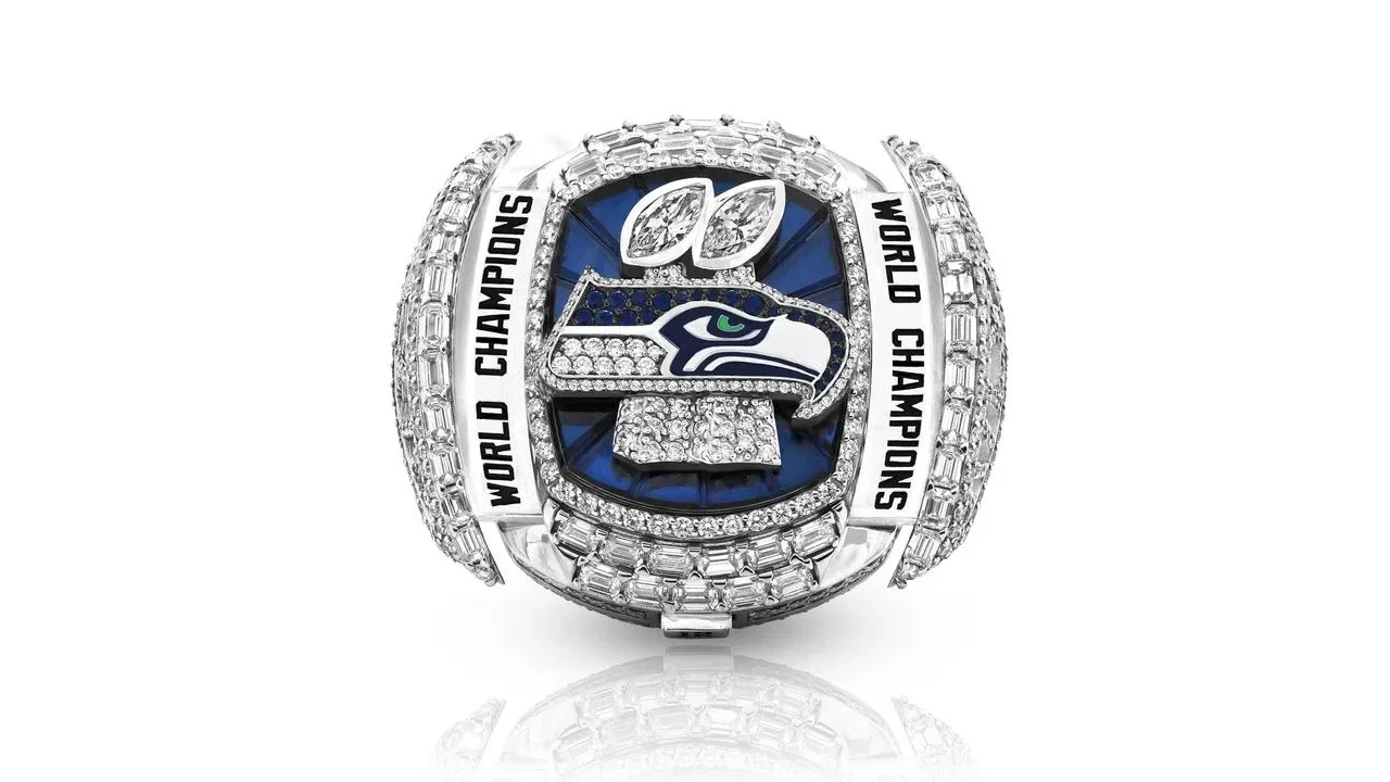 Cincin tersebut dirancang sebagai penghormatan terhadap sejarah Seattle Seahawks, para pendukung, serta keberhasilan meraih gelar juara NFL. (Foto: AP)