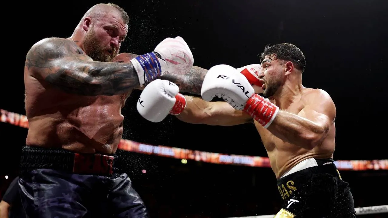Tommy Fury (kanan) tampil cukup meyakinkan sepanjang pertarungan enam ronde menghadapi Hall, mantan peraih gelar World's Strongest Man. (Foto: Fight TV)