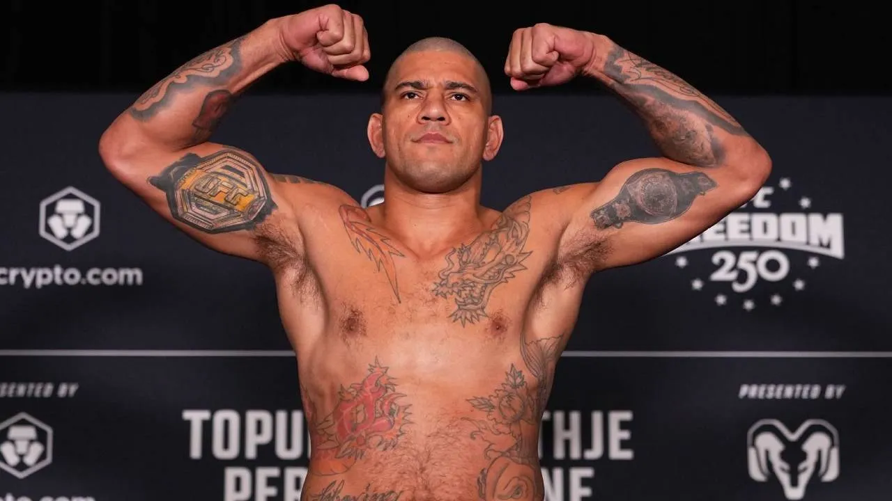 Alex Pereira, mantan juara dunia kelas menengah dan kelas berat ringan, mencatat berat 251 pon atau sekitar 113,9 kilogram untuk duel UFC Freedom 250. (Foto: AP)
