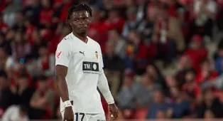 Valencia Terancam Krisis Sayap Jika Leeds Tolak Lepas Largie Ramazani