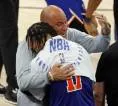 Jalen Brunson Menangis Haru di Pelukan Sang Ayah