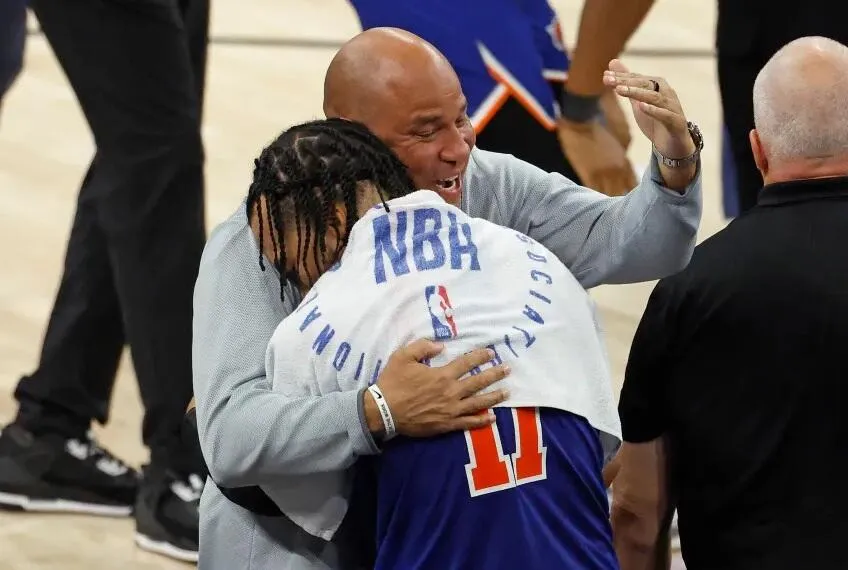 Jalen Brunson Menangis Haru di Pelukan Sang Ayah - sumber: (mainbasket)