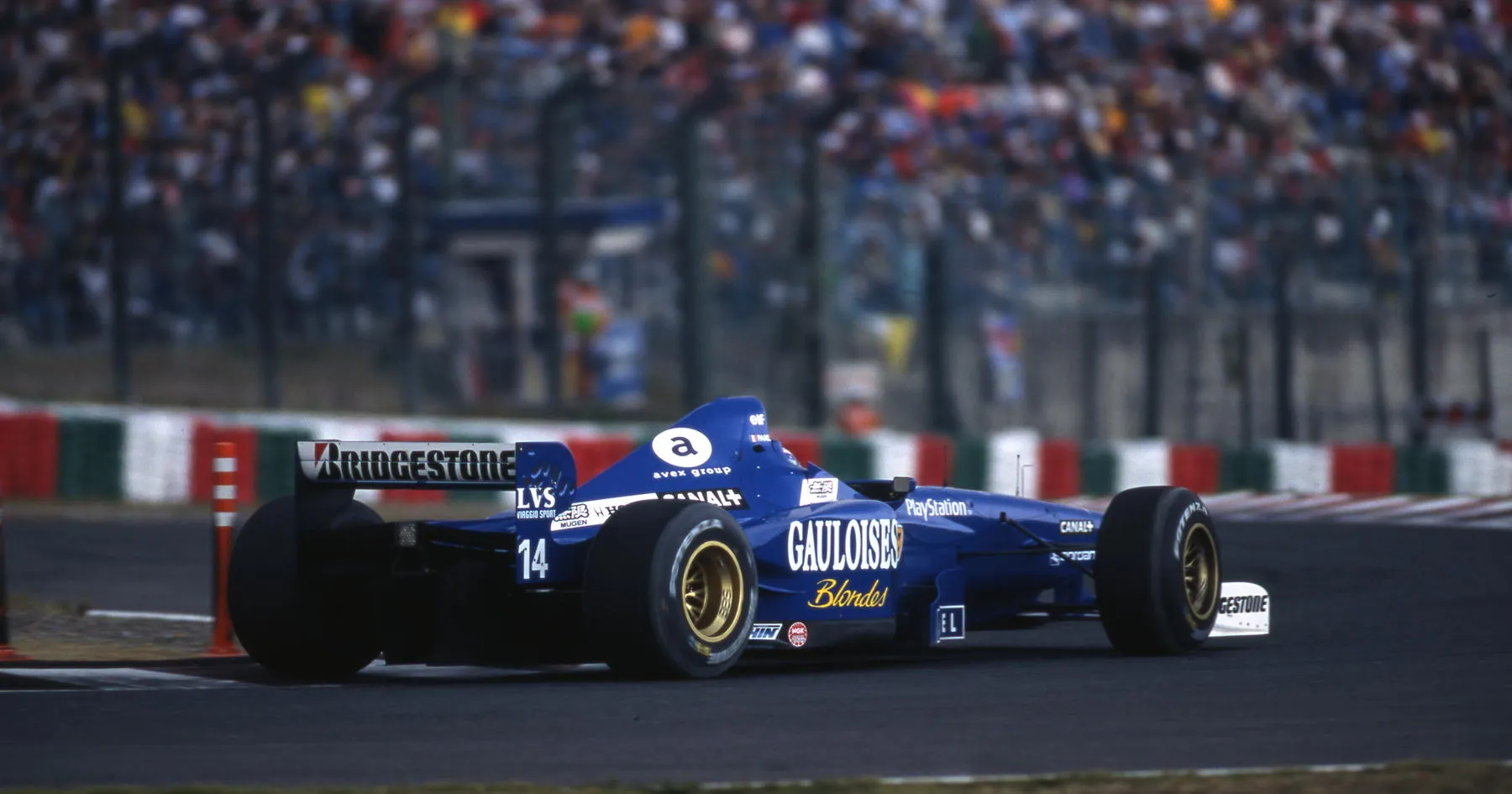 Pembalap F1 Alami Patah Tulang Ganda dalam Kecelakaan - sumber: (racingnews365)