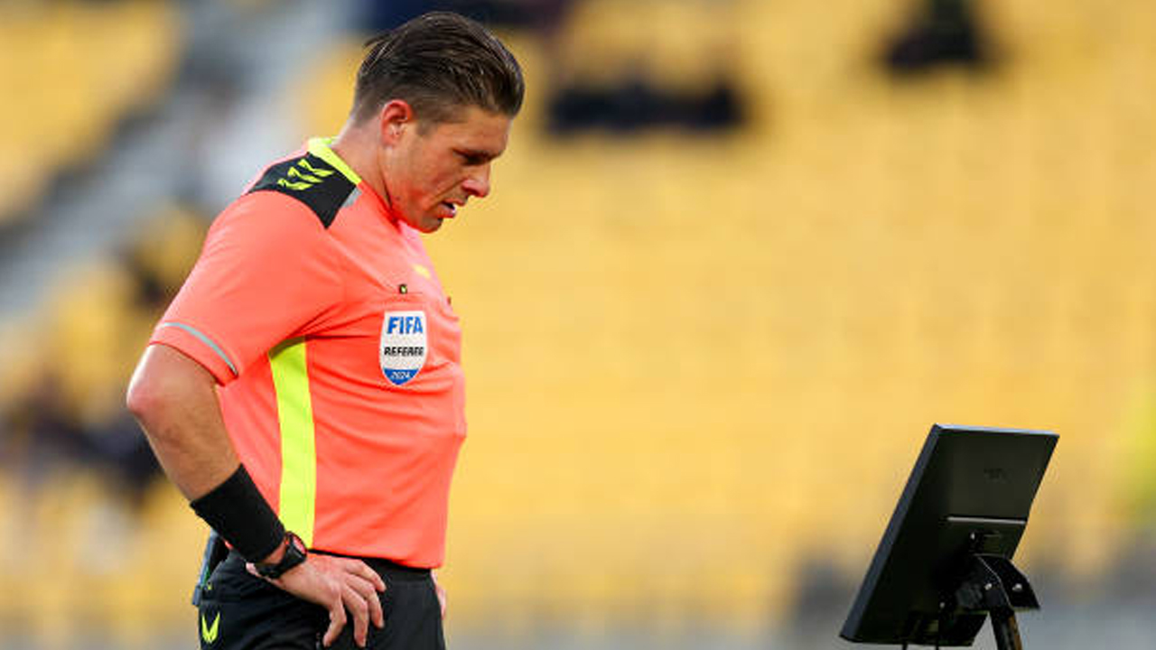 Wasit Shaun Evans Buat Gestur Kontroversial, FIFA Minta Klarifikasi