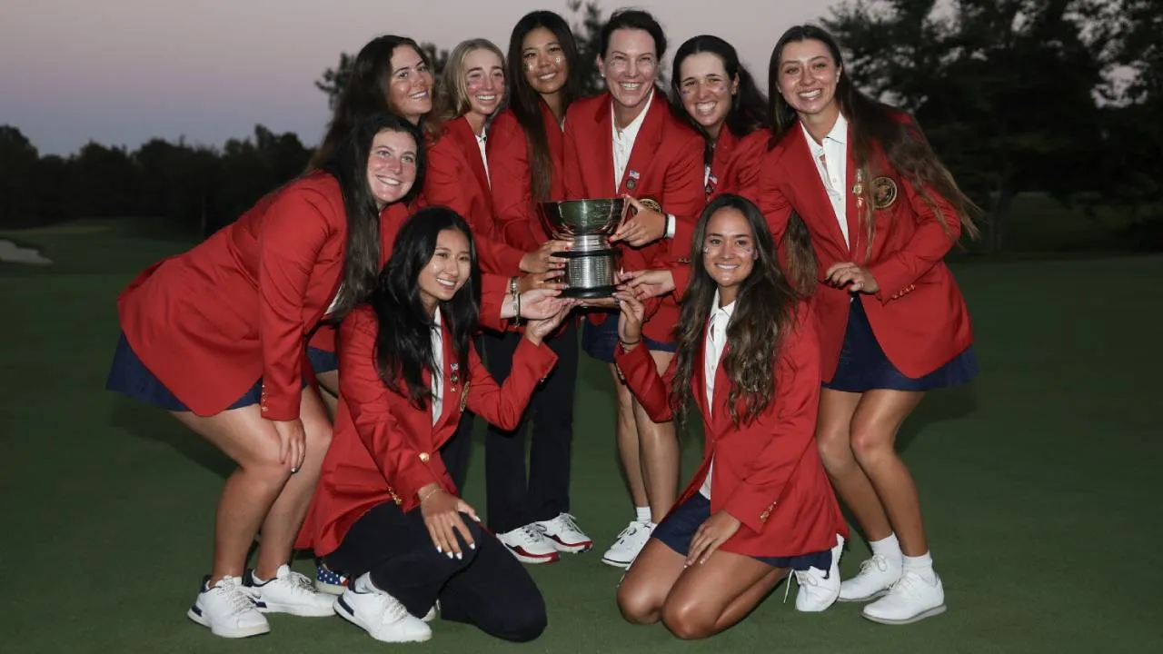 Para pemain Amerika serikat berpose dengan trofi Curtis Cup. (Foto: Golf Digest)