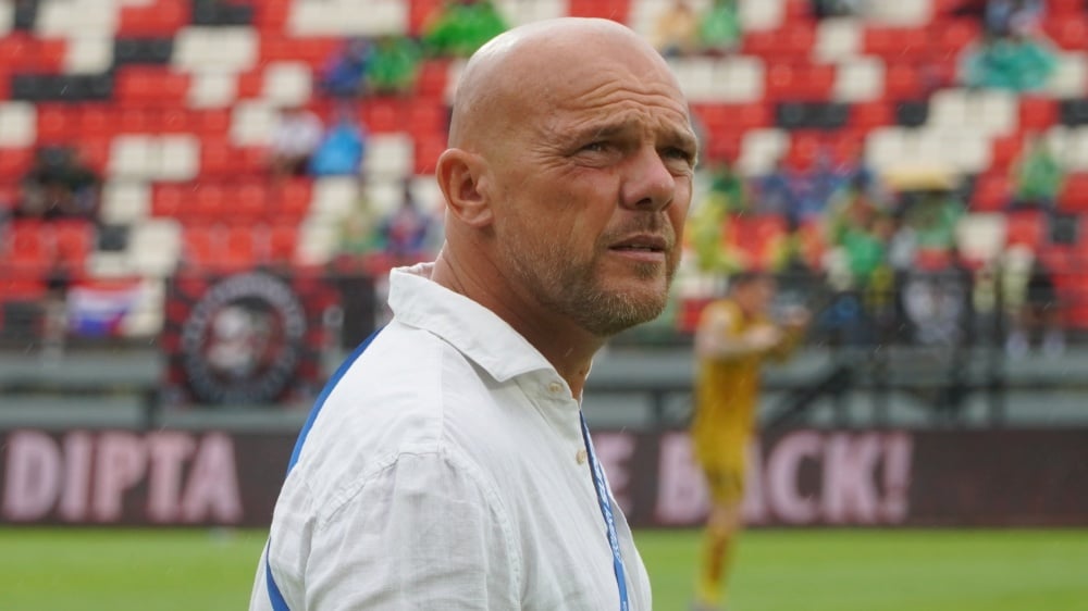 Johnny Jansen Terpesona oleh Antusiasme Sepak Bola dan Kesetiaan Suporter