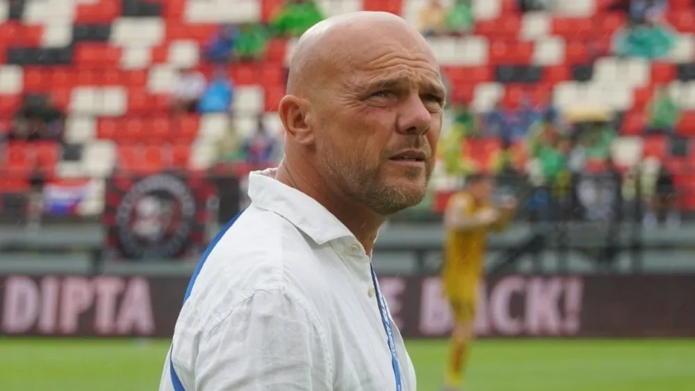 Johnny Jansen Terpesona oleh Antusiasme Sepak Bola dan Kesetiaan Suporter - sumber: (ileagueid)