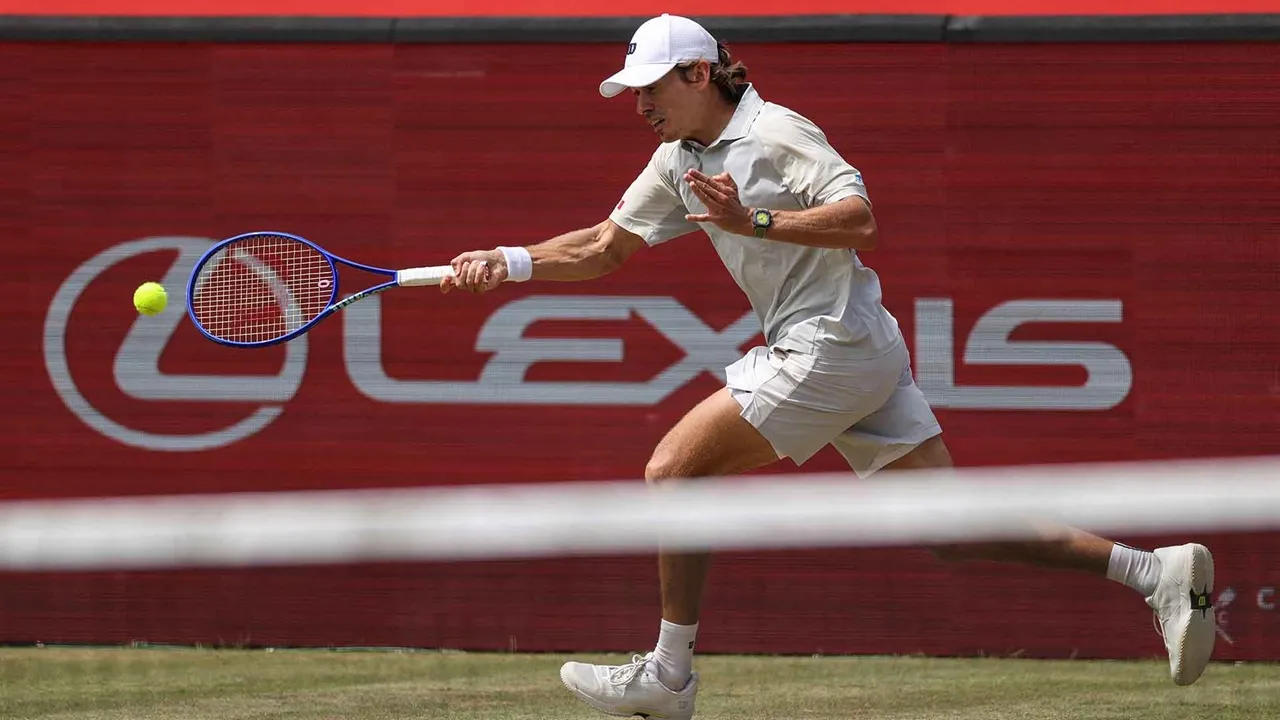 Alex De Minaur Bendung Langkah Denis Shapovalov Di Queen’s Club