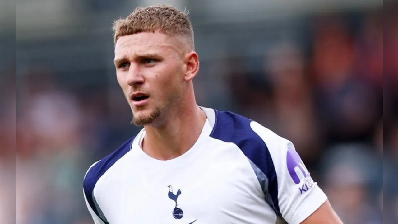 Gelandang Tottenham