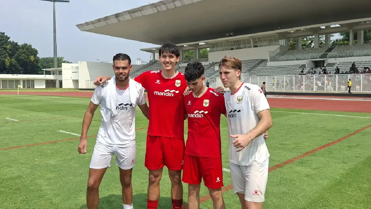 Jens Raven, Mitchell Baker, Mathew Baker, dan Luke Vickery mengikuti internal game Timnas Indonesia di Stadion Madya GBK