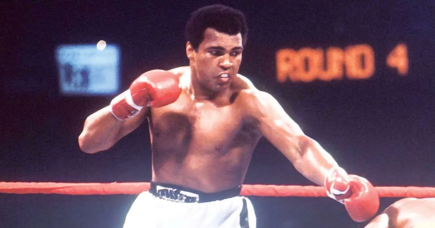 Juara Kelas Berat Empat Kali Klaim Lampaui Muhammad Ali - sumber: (secondsout)