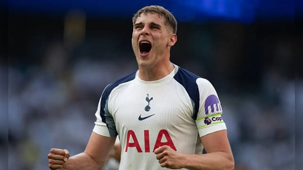 Barcelona dan Liverpool Masuki Perburuan Bek Tottenham