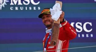Hamilton: Kemenangan di Ferrari Buktikan Saya Tak Kehilangan Sentuhan