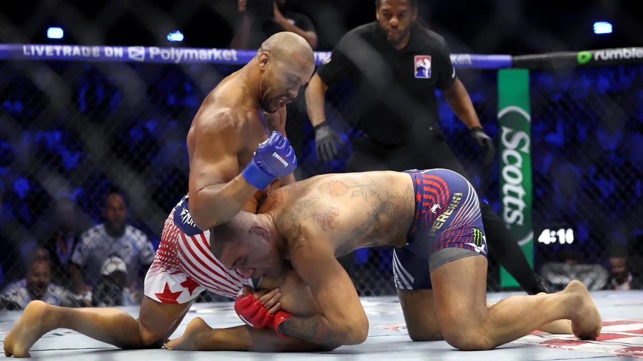 Alex Pereira Tuding Ciryl Gane Lakukan Pukulan Ilegal di UFC Freedom 250