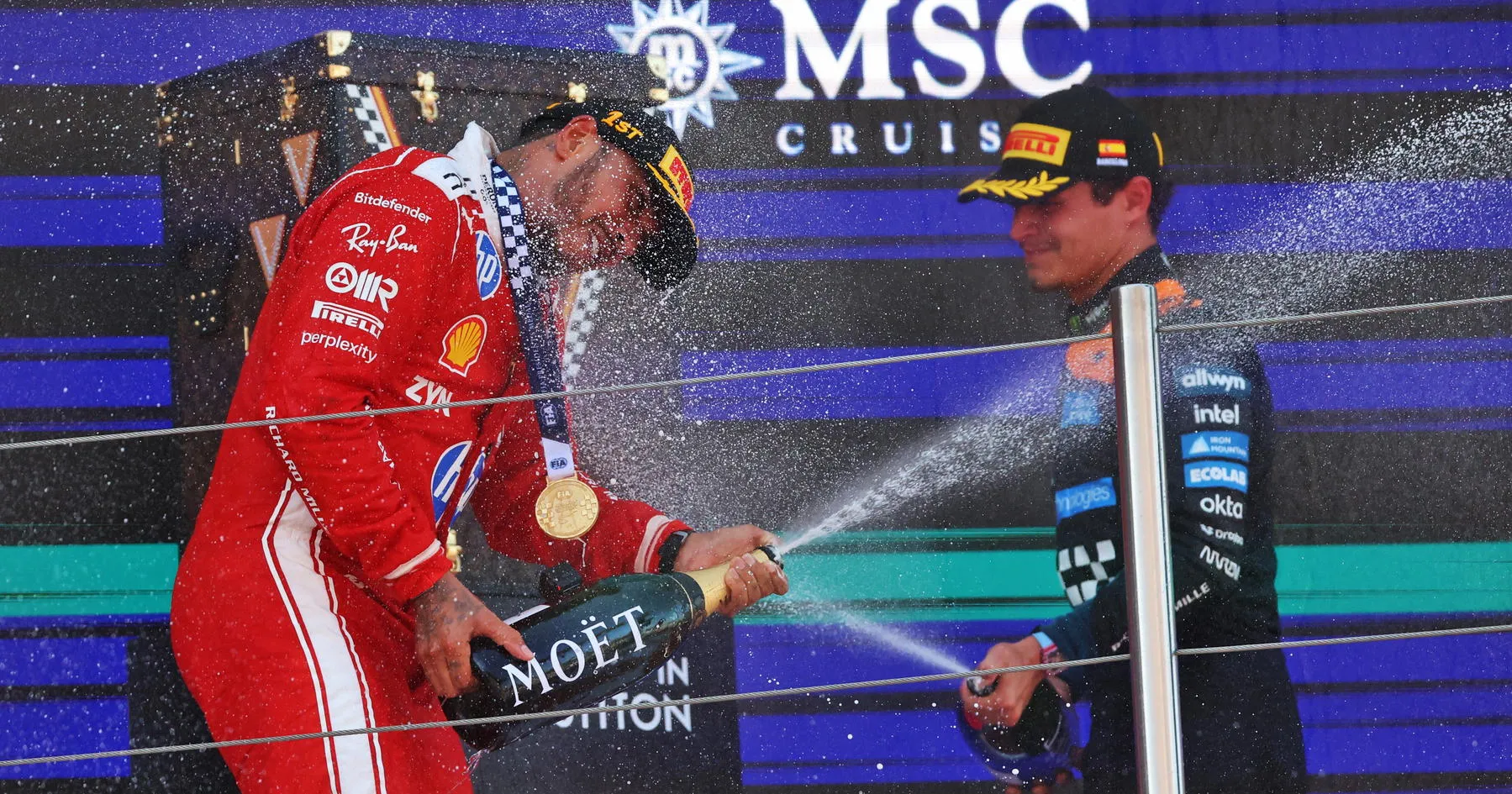 Arnoux Sebut Hamilton Juara Sejati, Ferrari Semakin Tangguh - sumber: (racingnews365)