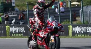 Bagnaia Juara Sprint MotoGP Ceko, Bezzecchi Terjatuh