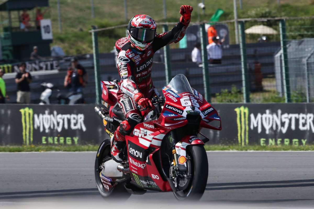 Bagnaia Juara Sprint MotoGP Ceko, Bezzecchi Terjatuh