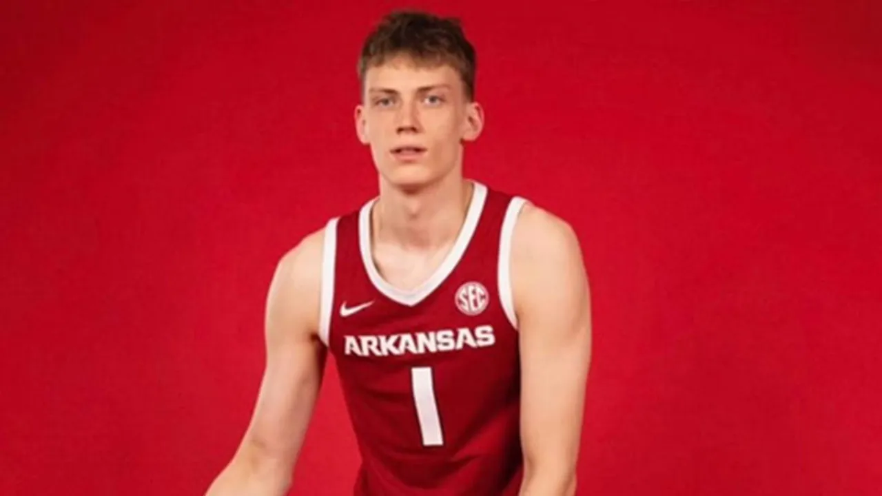 Ilia Frolov Umumkan Akan Bergabung dengan Arkansas Razorbacks