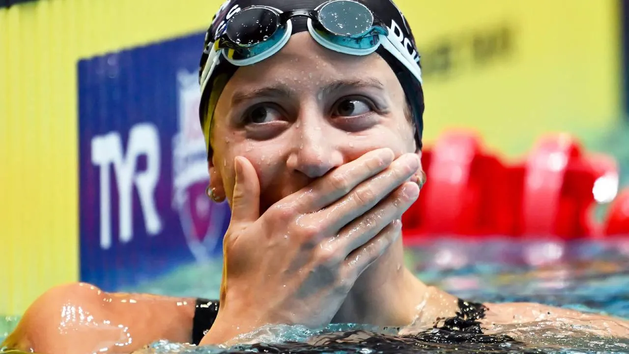 Usai menyentuh dinding finis, Kate Douglass mengaku tidak menyangka mampu mencetak waktu secepat itu. (Foto: AP)